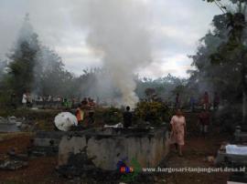 Warga Desa Hargosari Geruduk Makam