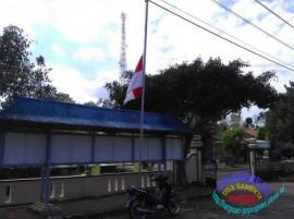 Bendera di Balai Desa Hargosari berkibar setengah tiang