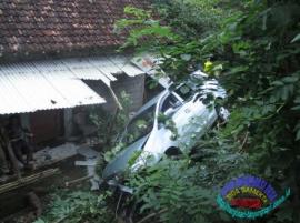 Kecelakaan Sebuah Kijang Inova menimpa Teras Rumah warga