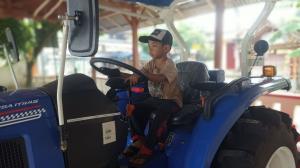 Bantuan Traktor roda 4